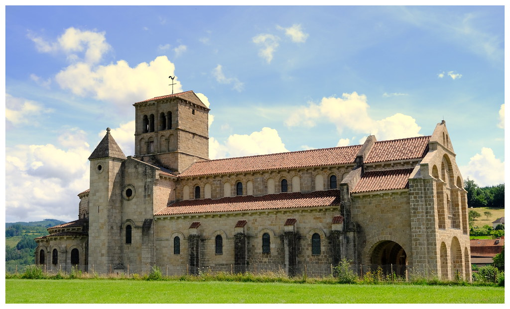 L' église romane de Châtel-Montagne , façon carte postale.