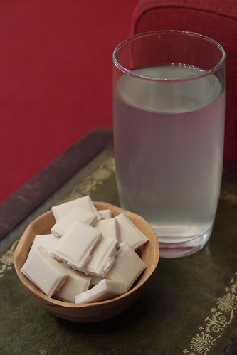 Kokosnusswasser und Weiße Schokolade mit Kokos-Flakes