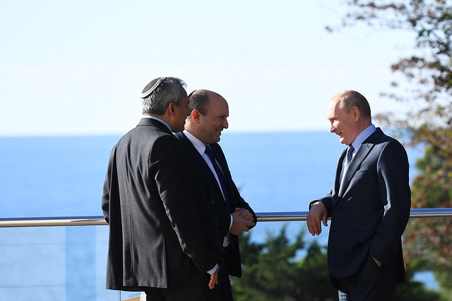ראש הממשלה נפתלי בנט והשר זאב אלקין עם נשיא רוסיה ולדימיר פוטין בסיום פגישתם בסוצ'י, רוסיה