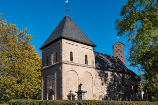 Südseite Alt St. Stephan mit Kirchhof (Turm der Kirche St. Albert Magnus im Hintergrund)