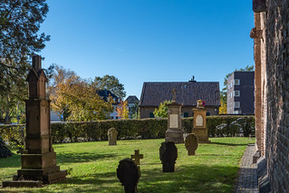 Kirchhof Alt St. Stephan, Krieler Zwergschule im Hintergrund