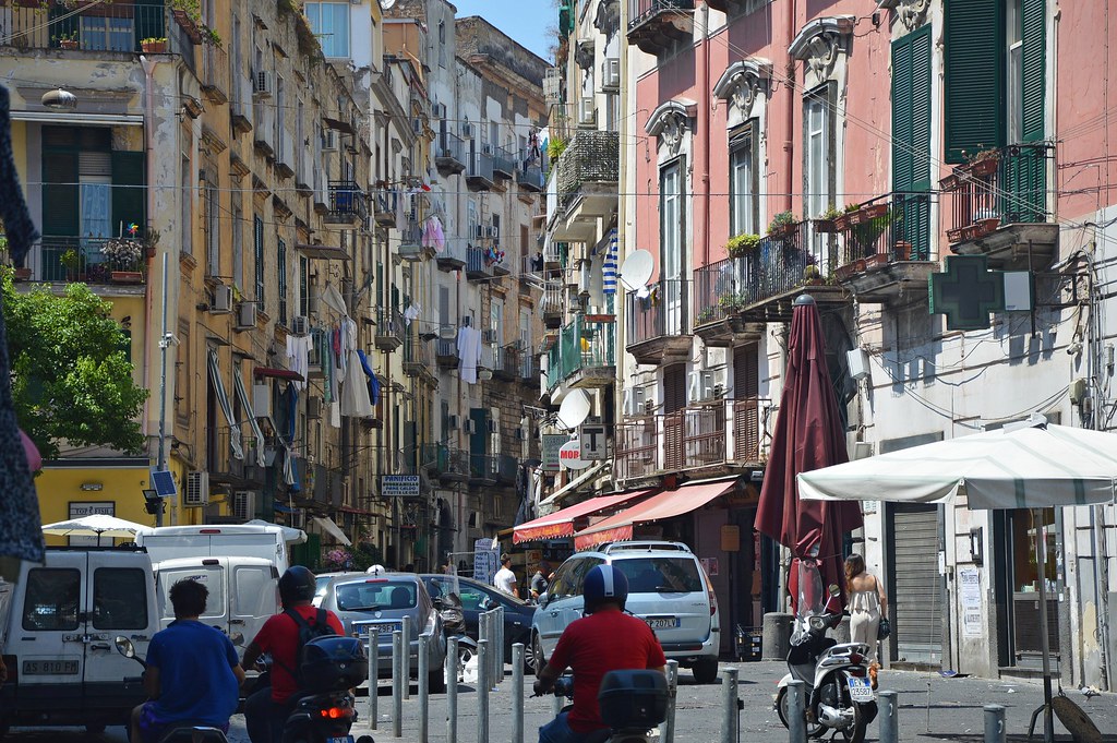 Napoli, l'angolo fra via Vergini e via dei Cristallini, nel Rione Sanità