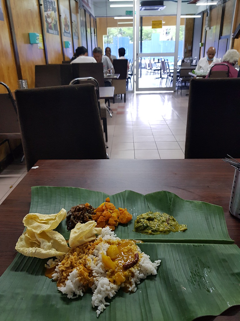 素香蕉葉飯 Vegetarian Banana leaf rice rm$7.50 & 印度奶茶 Teh Tarik rm$1.80 @ Moorthy's Mathai Restaurant USJ11