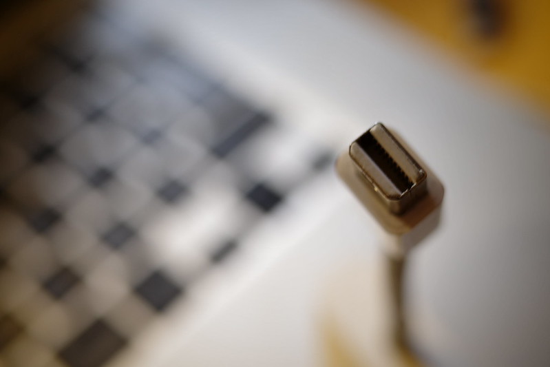 Mini DisplayPort-VGA adapter 02