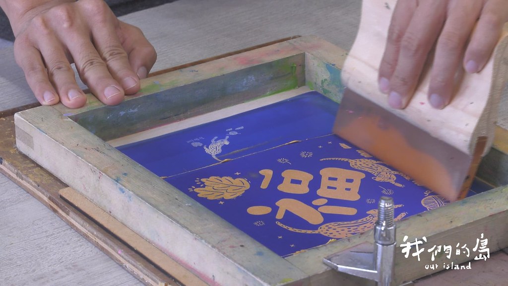 周暐恆示範傳統絹印工藝。