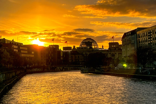 berlin spree sonnenuntergang reichstagsgebäude sunset golden gold river aoi bestcapturesaoi