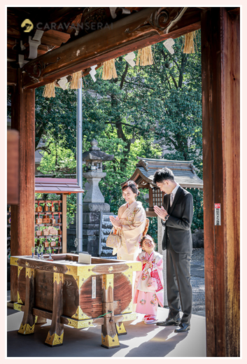  片山八幡神社で七五三　お祈りをする親子3人の姿