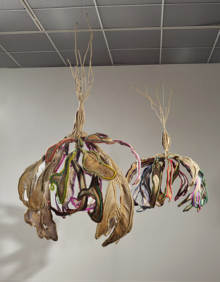 安聖惠作品〈花落〉(2011)，以椰子纖維、鐵絲、尼龍紗網、毛線製成。呈現強烈的人與土地、自我生命追尋的思考。圖∕高雄市立美術館提供