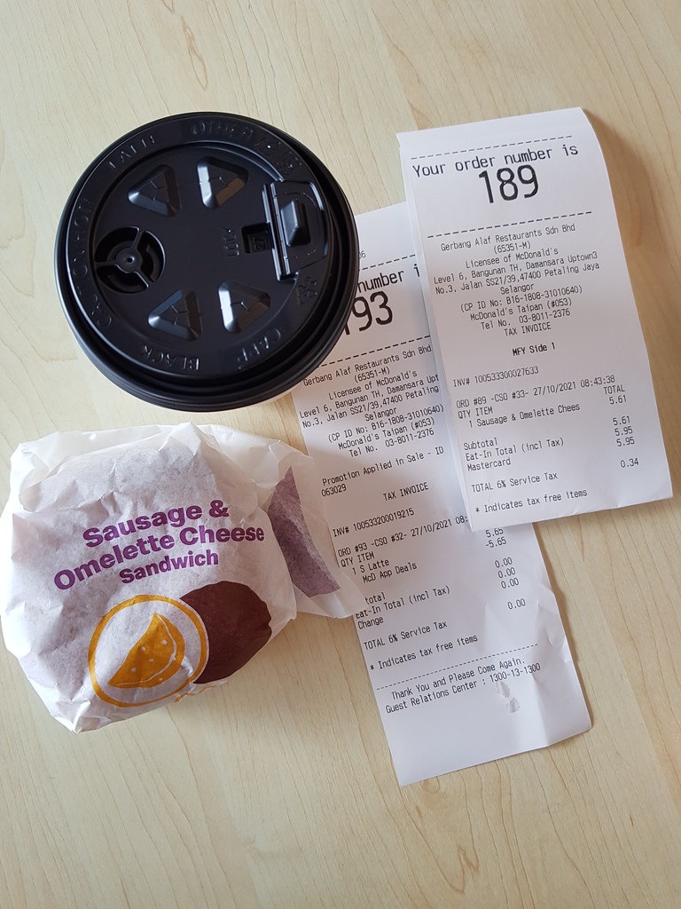 香腸煎蛋奶酪三明治 Sausage and Omelette Cheese rm$5.61 & 拿鐵咖啡 Café Latte rm$5.65 @ McD USJ10