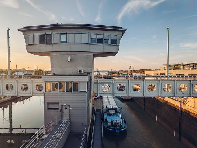 Schiff passiert die Donau Schleuse bei Kraftwerk Freudenau in Wien