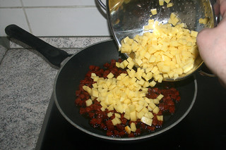 09 - Add diced potatoes / Kartoffelwürfel addieren