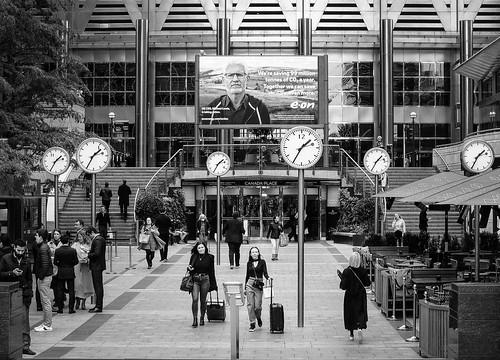street people crowd busy business clocks timepieces timeflow timeless life perpetual continuing continuum faces motion architecture buildings cafe restaurant stalls break lunch offices beehive onecanadasquare canarywharf docklands london england britain uk phone mobile cellphone smartphone sony xperia 5iii android lightroom