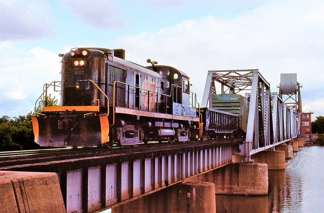 D&M 1077 Saginaw River CSX Bridge.