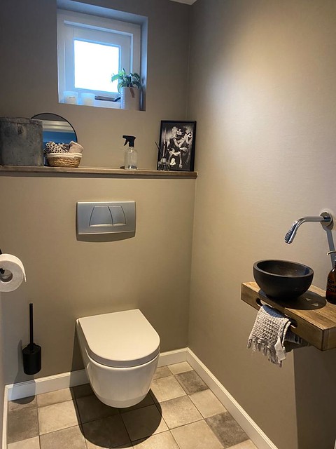 Hangtoilet landelijk toilet houten plank boven wc