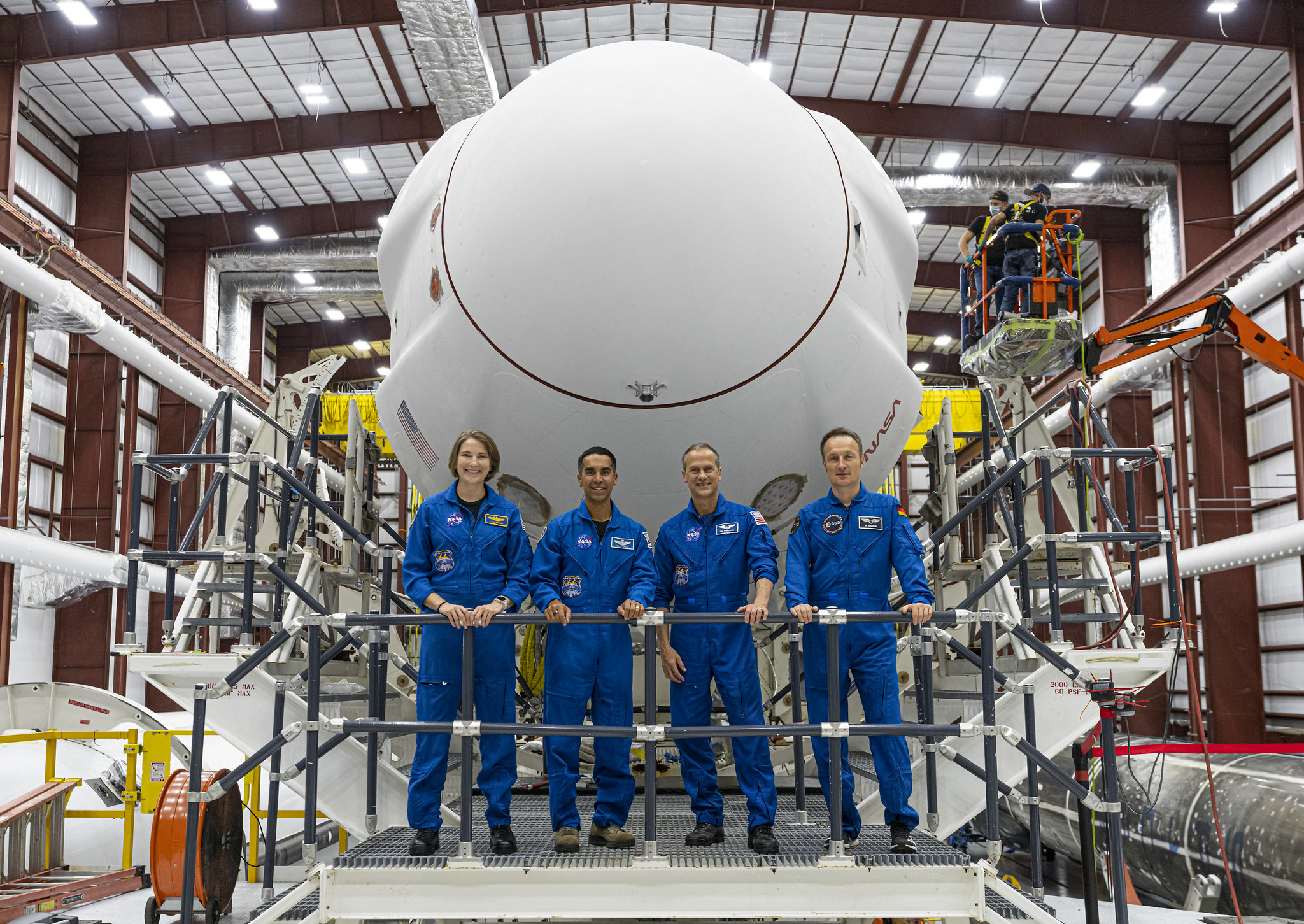 Tripulación de «Crew-3» junto a la Crew Dragon C210 que volará sobre el Falcon 9, B1067-2