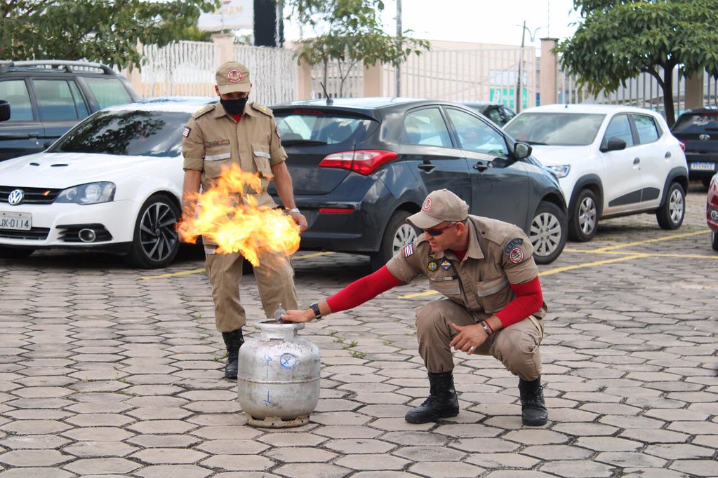 Curso de Segurança Contra Incêndio na Esmam - demonstração prática.
