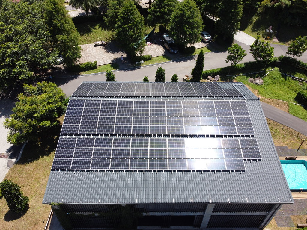 設置在金山皇后鎮森林屋頂上的公民電廠「翡翠一號」。資料照。圖片來源：陽光伏特家提供