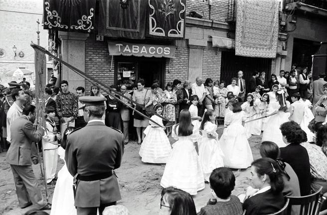 Calle Tornerías en la Procesión del Corpus Christi en 1992. Fotografía de Miguel Ángel García Olmo (MAGO)