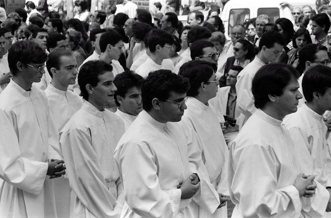 Seminaristas en la Procesión del Corpus Christi en 1992. Fotografía de Miguel Ángel García Olmo (MAGO)