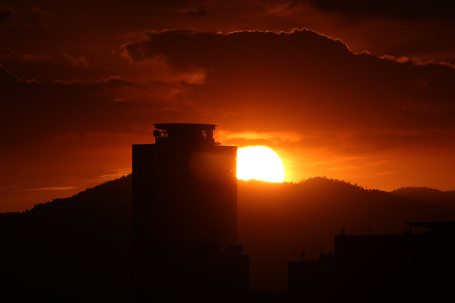 El Sol detrás de la torre