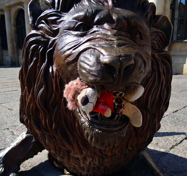 Leoncia en León con un león.