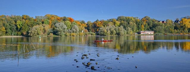 Rotes Boot im Herbst auf der Elbe