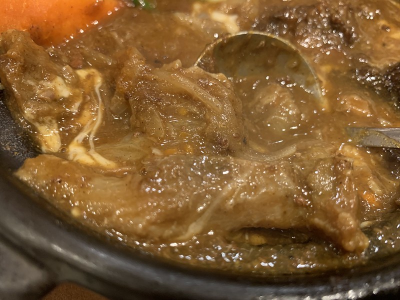 西新宿一丁目Hot Spoon和牛バラ肉と牛すじ煮込み牛肉2倍カレーの牛すじ