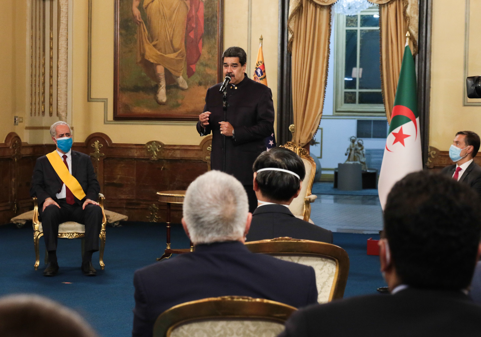 Presidente Maduro encabeza acto de reconocimiento al Embajador de Argelia