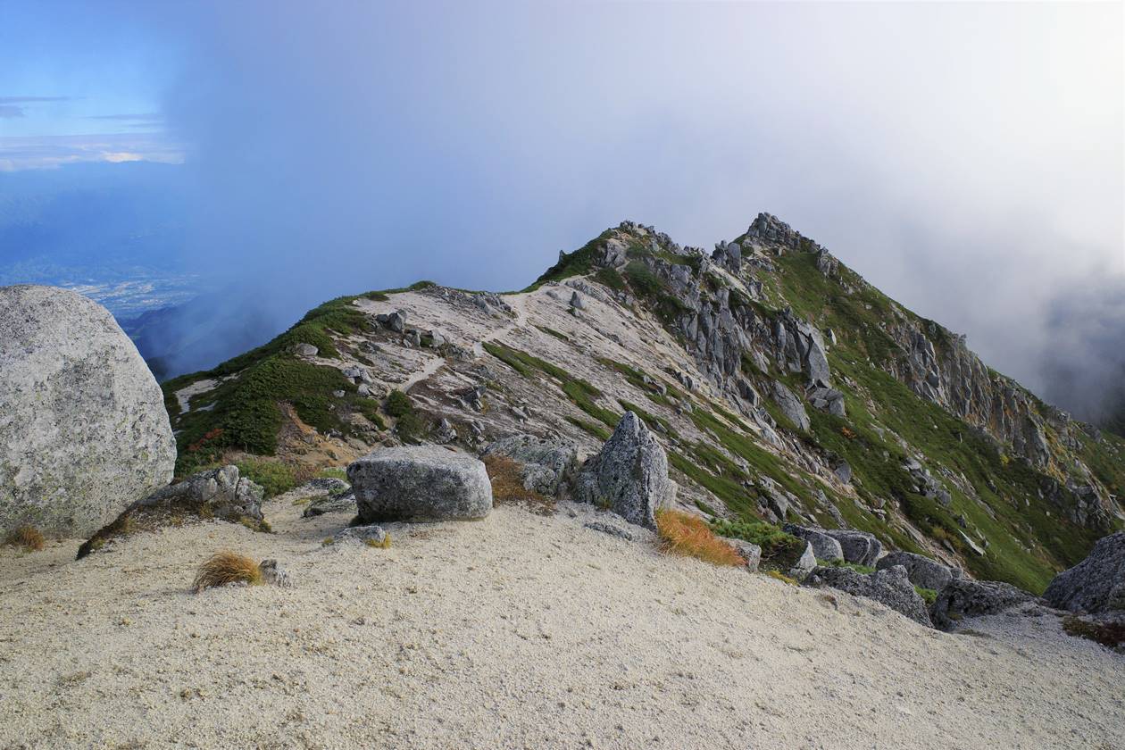 中央アルプス・空木岳から南駒ヶ岳方面の稜線