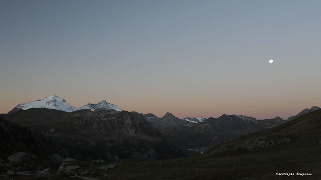 Panorama lever du jour sur Grande Motte, la Grande Casse et Tignes et la pleine lune qui va se coucher (Tarentaise, Savoie)