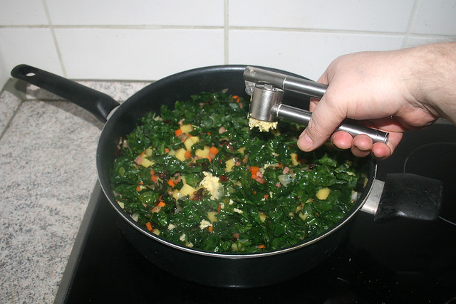 36 - Squeeze garlic in pan / Knoblauch in Pfanne pressen