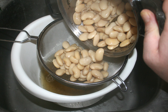 18 - Drain cooked beans & catch cooking water / Gekochte Bohnen abgießen & Kochwasser auffangen