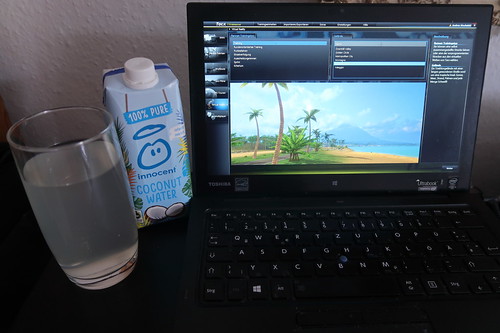 Kokosnusswasser vor Runde auf dem Rollentrainer in der virtuellen Realität einer tropischen Insel