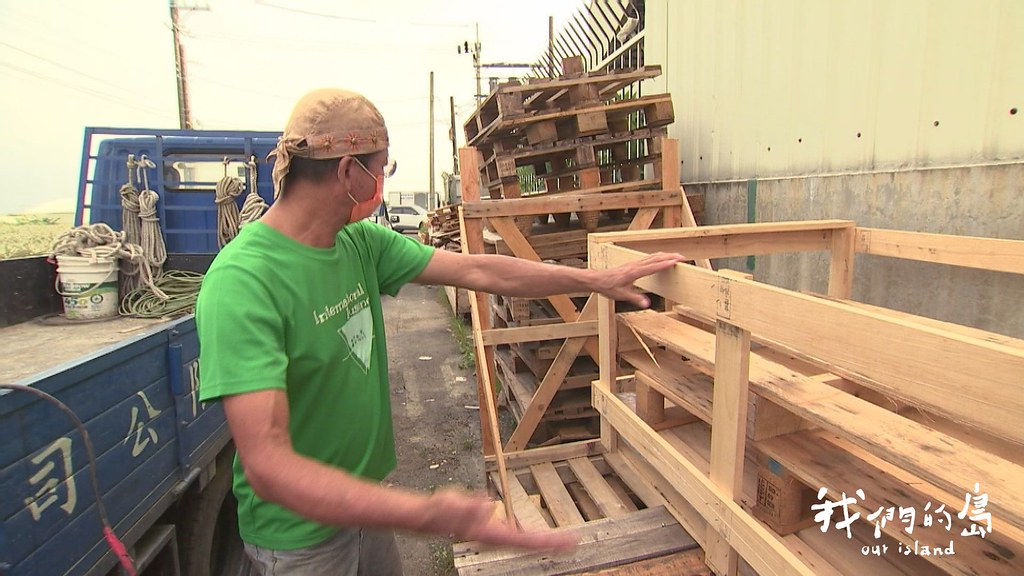 今年謝二羊就協助高雄市杉林區的新和社區，以廢棄木棧板來改善社區食堂的設施。