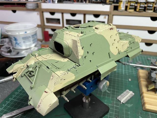 The green color on the Jagdtiger, masked with ”Masking Putty” and chipping the green layer has begun.
