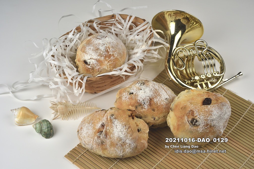 20211016-DAO_0129 手工製作的歐式果乾烤麵包放在竹餐墊上