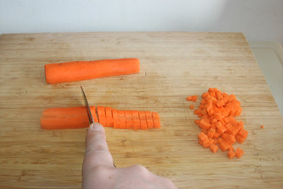 11 - Dice carrots / Möhren würfeln