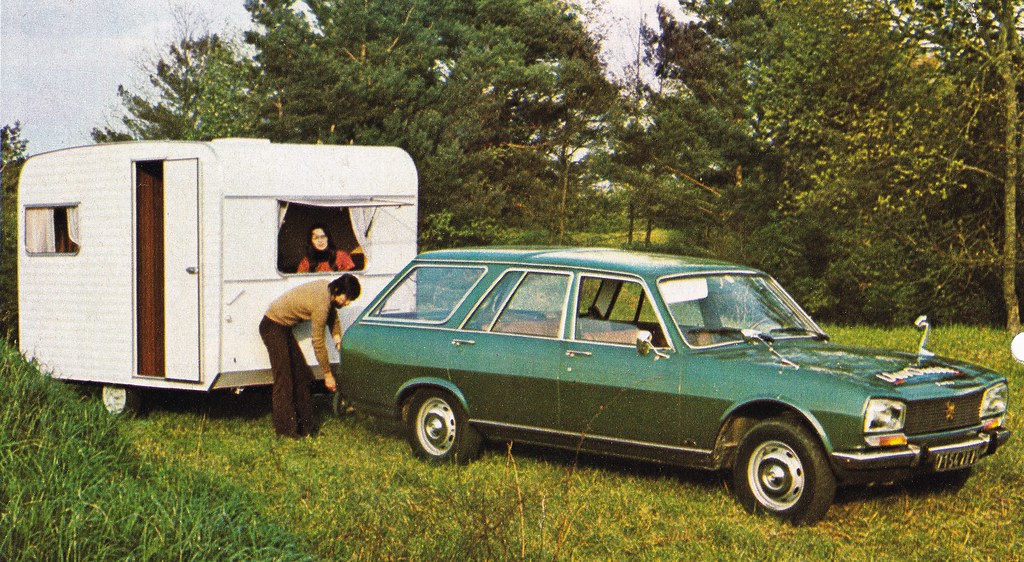 Postcard Peugeot 504 Break + Caravane Gruau Détente 310 Collection l'Automobile Magazine 1973a