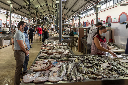 La halle aux poissons de Loulé by Xtian du Gard, Les étals des poissonniers sont regroupés dans une zone qui leur est réservée à la halle de Loulé en
