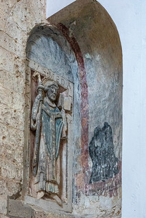 Terrakottafigur St. Medardus in einer Wandnische der Vorhalle