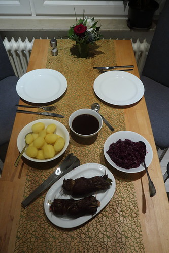 Pferdefleischrouladen mit Rotkohl und Salzkartoffeln (Tischbild)