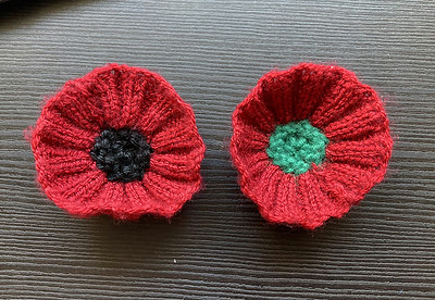 Here’s another free poppy pattern by Michael Park for a ribbed poppy to be knit using fingering weight yarn and 2.75mm DPNs.