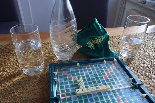 Aufgesprudeltes Wasser zur Scrabble-Partie