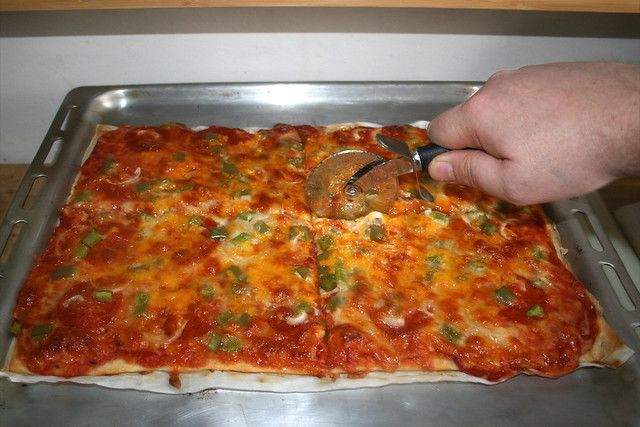 09 - Salami pizza with bell pepper & onion - Quarter pizza / Salami-Pizza mit Paprika & Zwiebel - Pizza vierteln