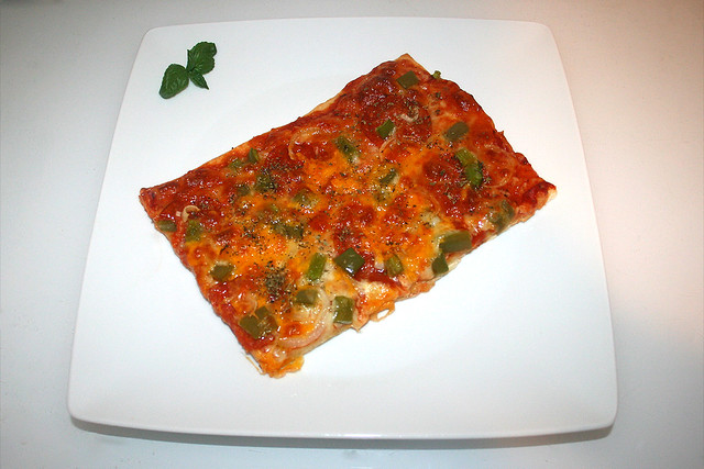 10 - Salami pizza with bell pepper & onion- Served / Salami-Pizza mit Paprika & Zwiebel - Serviert
