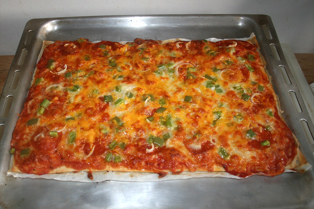 08 - Salami pizza with bell pepper & onion - Finished baking / Salami-Pizza mit Paprika & Zwiebel - Fertig gebacken