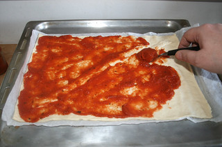 01 - Coat dough with pizza sauce / Teig mit Pizzasauce bestreichen