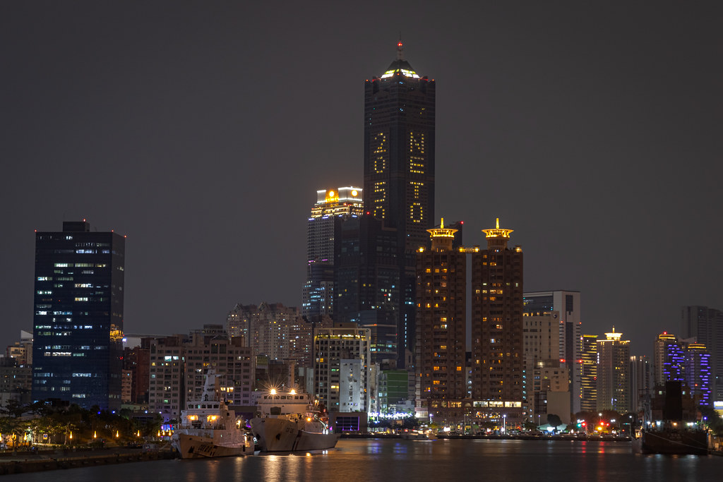 於高雄85大樓點亮「2050、Net 0」等字樣。圖片來源：吳典鴻攝／350台灣、plan b等提供