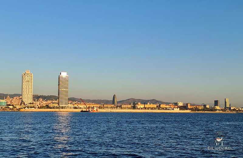 Viendo amanecer en el mar de Barcelona con Boat Experience (13)