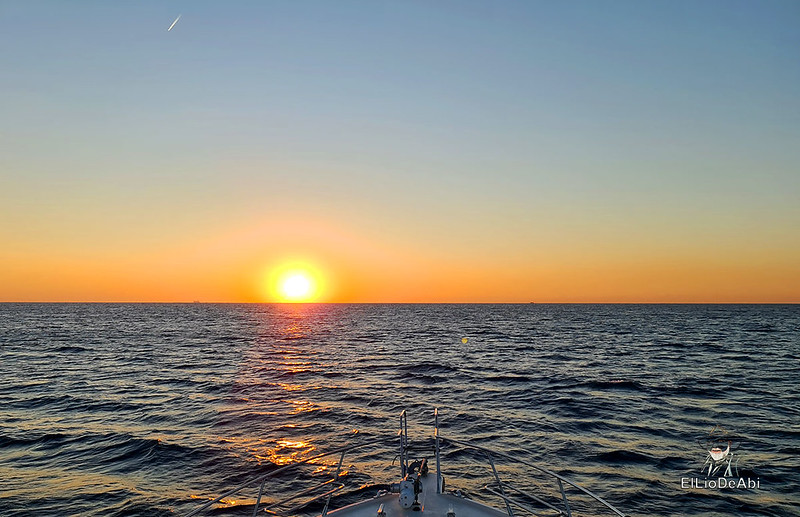 Viendo amanecer en el mar de Barcelona con Boat Experience (9)
